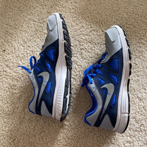 Nike shoes - Picture 2 of 3